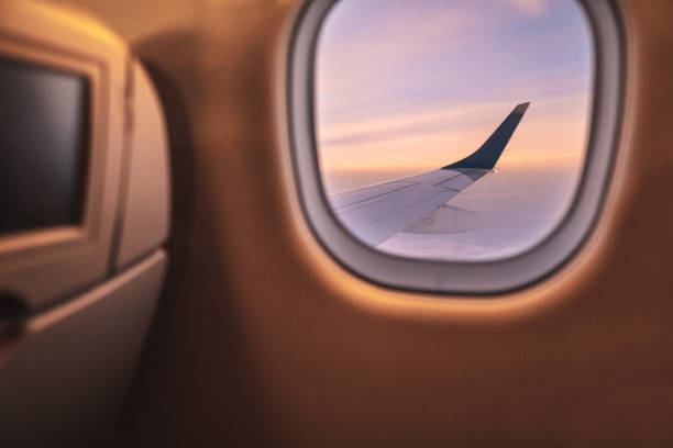 amanecer - ventana del avión - airplane window indoors looking through window fotografías e imágenes de stock