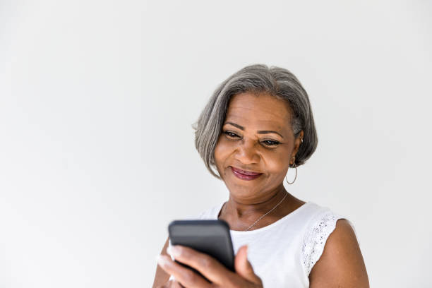 бабушка улыбается во время разговора с внуками через видео-чат - telephone conference call old business стоковые фото и изображения