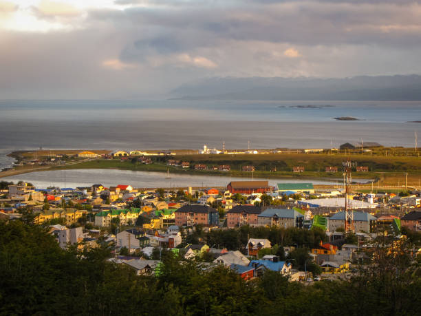 ushuaia miasto aka koniec świata o zachodzie słońca - latin america argentina south america city zdjęcia i obrazy z banku zdjęć