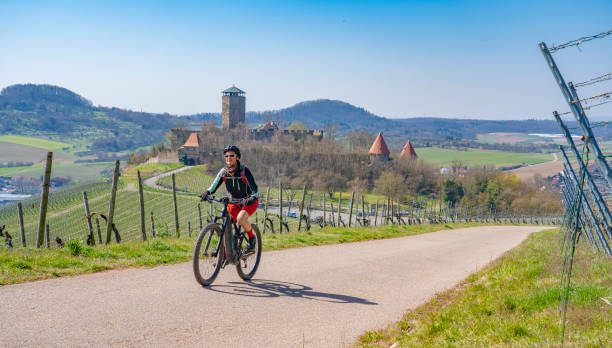 城のあるブドウ園でマウンテンバイクに乗った女性 - german culture germany vineyard village ストックフォトと画像