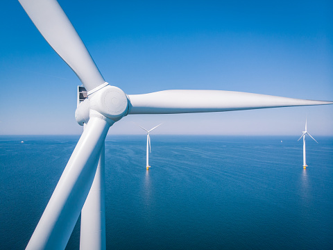 Turbina de viento desde vista aérea, Vista de drones en el parque eólico westermeerdijk un parque de molinos de viento en el lago IJsselmeer el más grande de los Países Bajos,Desarrollo sostenible, energía renovable photo