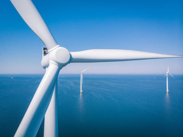 éolienne de vue aérienne, vue drone au parc éolien westermeerdijk un parc éolien dans le lac ijsselmeer le plus grand des pays-bas, développement durable, énergie renouvelable - plateforme offshore photos et images de collection