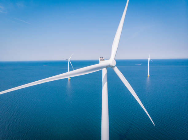 turbina eolica dalla vista aerea, vista drone al windpark westermeerdijk un mulino a vento nel lago ijsselmeer il più grande dei paesi bassi, sviluppo sostenibile, energia rinnovabile - offshore wind foto e immagini stock