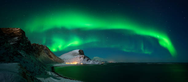 nordlandsnupen aurora panorama - vaeroy imagens e fotografias de stock