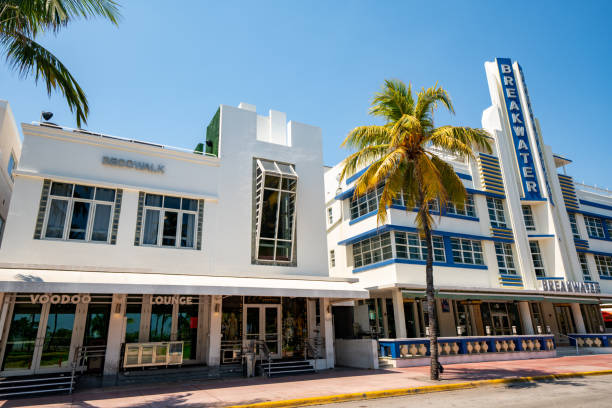 hoteles miami beach ocean drive cerrado social distancing a la propagación lenta de coronavirus covid 19 - título del álbum fotografías e imágenes de stock