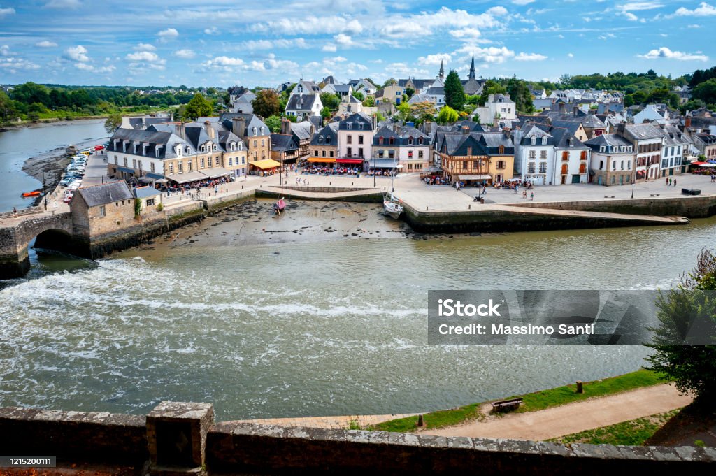 Auray - Port of Saint-Goustan. Panoramic view of the old city centre. Brittany, France Auray overlooks the coast of the Gulf of Morbihan and is equipped with a marina, Port Saint-Goustan. France Lorient Stock Photo