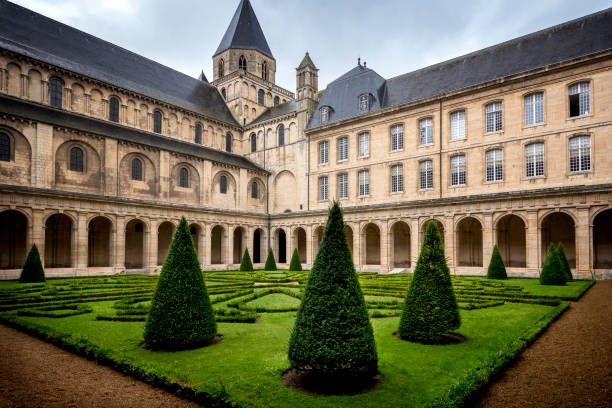 reims: abbey aux hommes, champagne, francia - catedral de reims fotografías e imágenes de stock