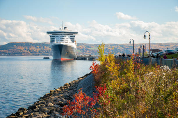 saguenay, canada. - queen mary 2 foto e immagini stock