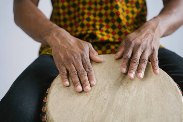szczegóły afroamerykańskiego muzyka grającego na tradycyjnych perkusji w domu. - drum beats zdjęcia i obrazy z banku zdjęć