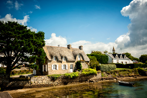 The Saint-Cado Island is a natural site near Belz (Morbihan, Brittany). This place represents an attraction for tourists passing through the region. A delightful village built on an island in the heart of the river, Saint-Cado, connected to the mainland by a bridge.