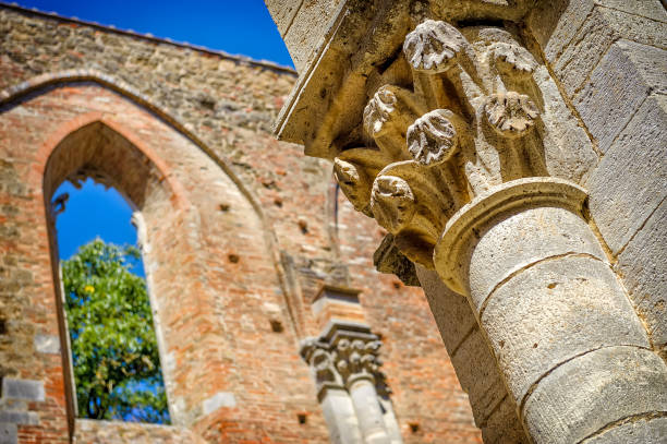 san galgano: l’ancienne abbaye de san galgano, est un exemple embourbé de l’architecture romane en toscane. chiusdino, sienne, italie. - italy old ruin abbey basilica photos et images de collection