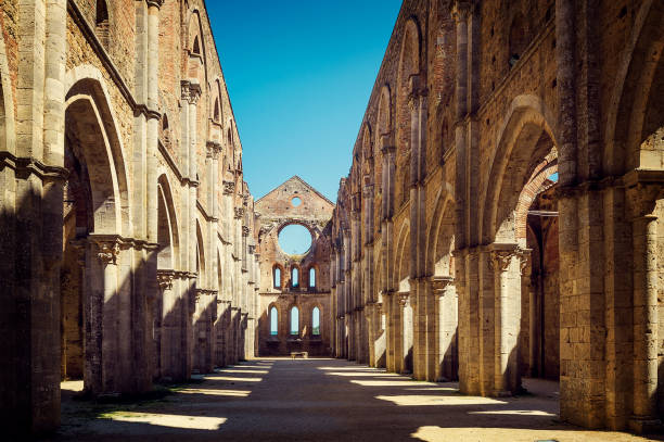 san galgano: l'antica abbazia di san galgano, è un esempio mirabile di architettura romanica in toscana. chiusdino, siena, italia. - italy old ruin abbey basilica foto e immagini stock