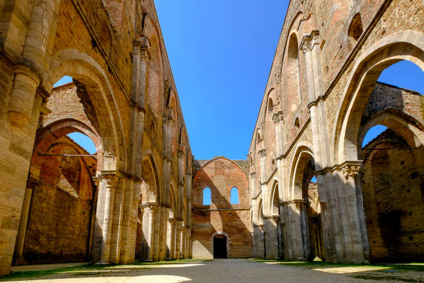 san galgano: l’ancienne abbaye de san galgano, est un exemple embourbé de l’architecture romane en toscane. chiusdino, sienne, italie. - italy old ruin abbey basilica photos et images de collection