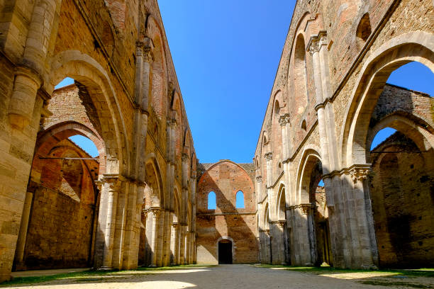 san galgano: the ancient abbey of san galgano,is a mirable example of romanesque architecture in tuscany. chiusdino, siena, italy. - italy old ruin abbey basilica imagens e fotografias de stock