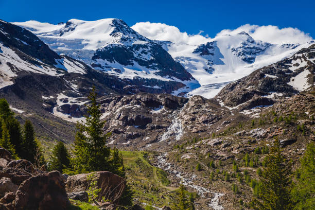 paisagem alpina perto de santa caterina, adamello di brenta, dolomitas – itália - melting spring snow trentino alto adige - fotografias e filmes do acervo