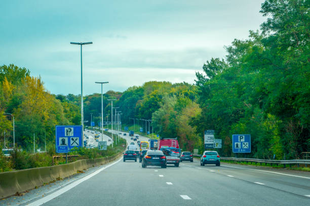 :ブリュッセル周辺の高速道路の交通 - motor vehicle outdoors crowd landscape ストックフォトと画像