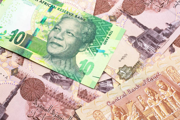 un billete de diez billetes sudafricanos sobre una cama de billetes de libra egipcia - ten rand note fotografías e imágenes de stock