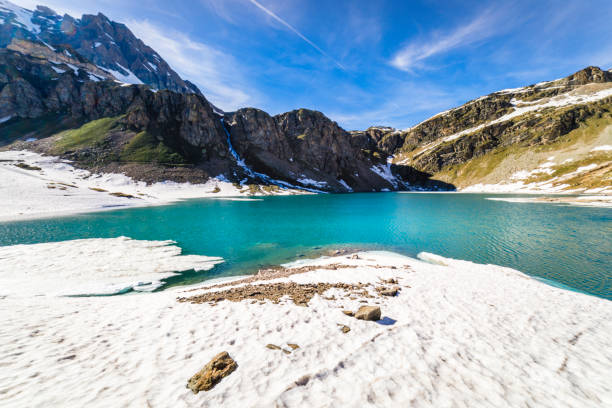 таяние озера агнель между альпийским ландшафтом - гран парадизо, италия - melting spring snow trentino alto adige стоковые фото и изображения