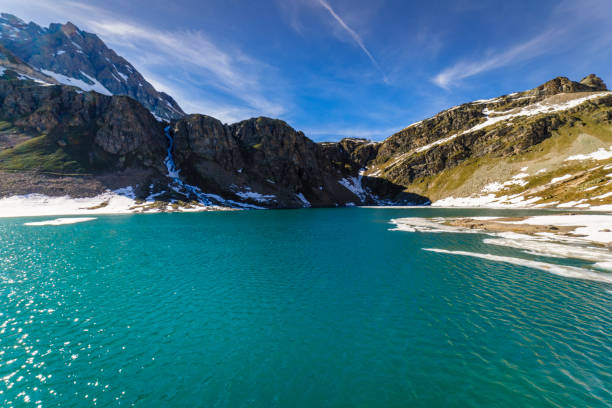 таяние озера агнель между альпийским ландшафтом - гран парадизо, италия - melting spring snow trentino alto adige стоковые фото и изображения