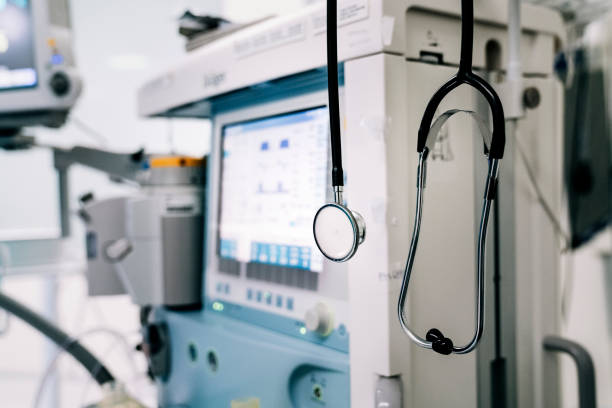 estetoscopio junto al respirador médico en la sala de emergencias. - artículo médico fotografías e imágenes de stock