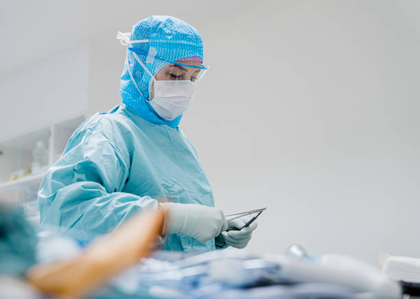 pracownik służby zdrowia podczas wybuchu wirusa covid 19 - doctor preparation surgery surgical glove zdjęcia i obrazy z banku zdjęć