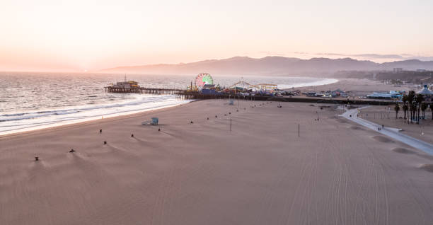 코비드-19 전염병 동안 빈 산타 모니카 해변 - santa monica pier city of los angeles los angeles county aerial view 뉴스 사진 이미지