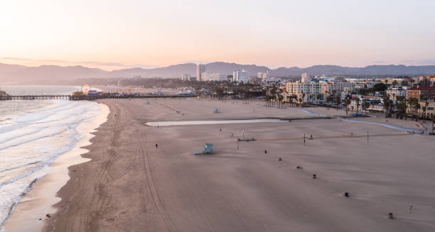 코비드-19 전염병 동안 빈 산타 모니카 해변 - santa monica pier city of los angeles los angeles county aerial view 뉴스 사진 이미지