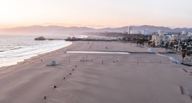 leerer strand von santa monica während der covid-19-pandemie - santa monica beach city of los angeles california stock-fotos und bilder