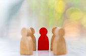 abbildung-im-personalmanagementkonzept-die-gruppe-der-holzpuppen-ist-ein-rundkreis-eine-rote.jpg?b=1&s=170x170&k=20&c=UASTKOB-lzn26AaZeLwIWg6rbiHnm1S7dzGAOFjHXLs=