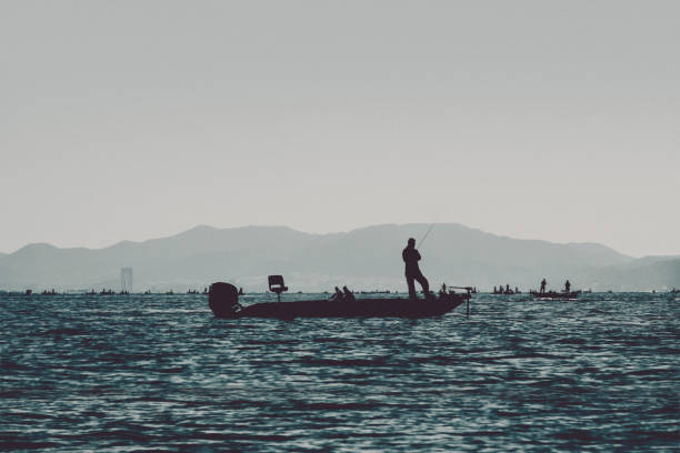 barco bajo en el grano de película del lago - lure loc fotografías e imágenes de stock