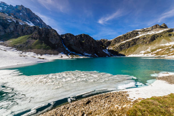 lago agnel derretendo entre a paisagem alpina - gran paradiso, itália - melting spring snow trentino alto adige - fotografias e filmes do acervo