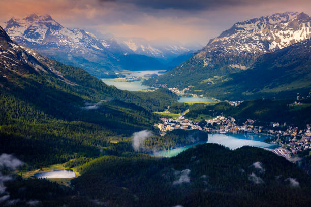 драматический альпийский пейзаж над санкт-мориц, энгадин - муоттас мурагль - швейцария - silvaplana стоковые фото и изображения