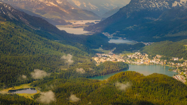 espectacular paisaje alpino sobre st moritz, engadina – muottas muragl – suiza - st moritz engadine landscape village fotografías e imágenes de stock
