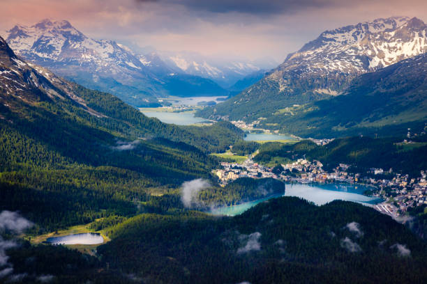 espectacular paisaje alpino sobre st moritz, engadina – muottas muragl – suiza - silvaplanersee fotografías e imágenes de stock