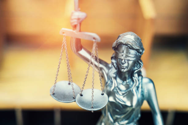 law theme,lady justice statue on wooden background - statue of justice symbol justice law imagens e fotografias de stock