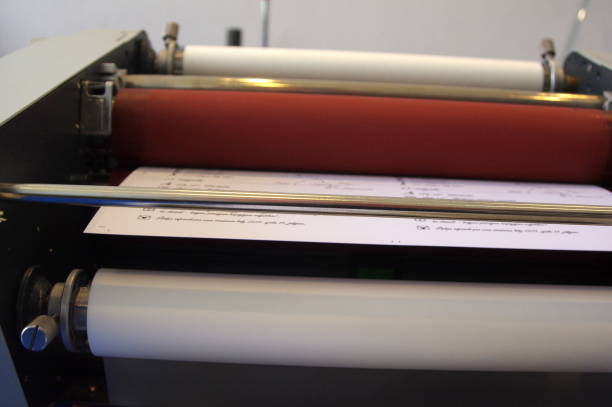la imagen de una máquina laminadora - laminated plastic printout paper industry fotografías e imágenes de stock