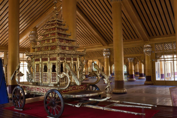 el gran salón de audiencias y el real coach en el palacio kanbawzathadi - burmese culture myanmar gold lion fotografías e imágenes de stock