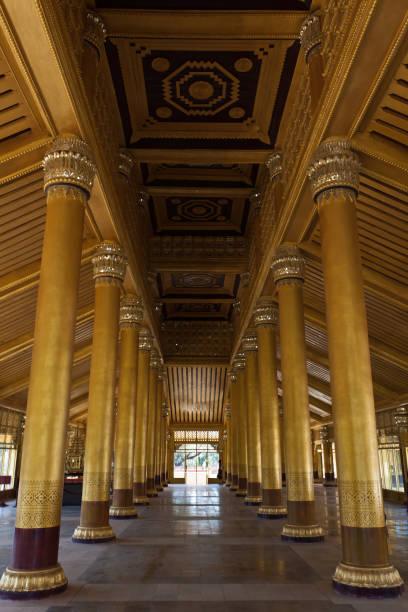 el gran salón de audiencias del palacio kanbawzathadi - burmese culture myanmar gold lion fotografías e imágenes de stock