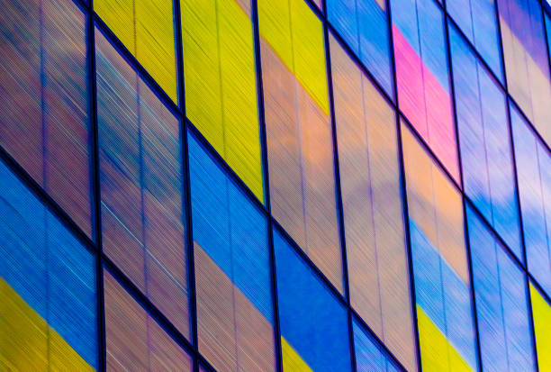 parete dell'edificio colorato - colourful glass foto e immagini stock