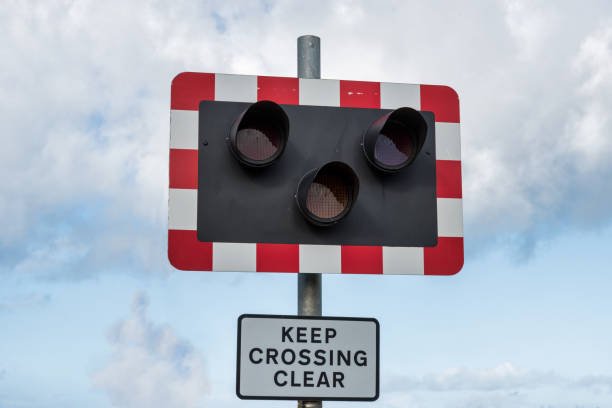 railroad crossing sign - railroad sign imagens e fotografias de stock