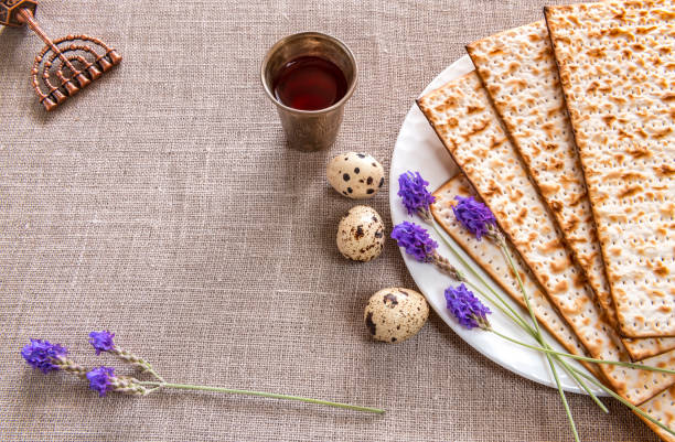 pain sans levain - matzoh et attributs alimentaires, tous conçus pour les vacances de la pâque juive, - passover judaism seder kiddush cup photos et images de collection