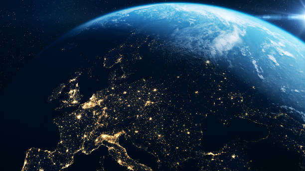 europa vista desde el espacio - tierra fotos fotografías e imágenes de stock