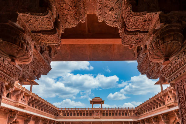 das von mughal emperor akbar erbaute agra fort, historische sandrote sandsteinfestung des mittelalterlichen indiens, ist ein unesco-weltkulturerbe in der stadt agra, uttar pradesh, indien. - india palace indian culture indoors stock-fotos und bilder