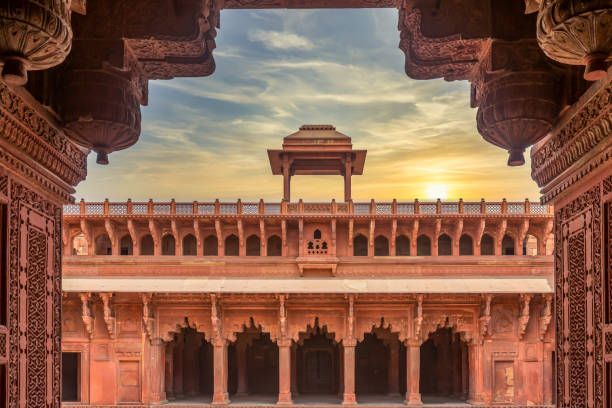 el fuerte de agra construido por el emperador mogol akbar, el histórico fuerte de arenisca roja de la india medieval, el fuerte de agra es patrimonio de la humanidad por la unesco en la ciudad de agra, uttar pradesh, india. - agra fort fotografías e imágenes de stock