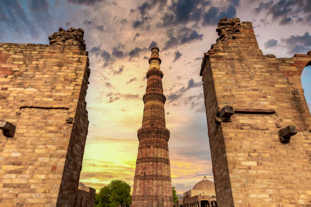 qutub 미나르 뉴 델리, 인도, 인도에서 가장 높은 첨탑은 국가의 이슬람 통치의 시작을 나타내는 대리석과 붉은 사암 타워, 뉴 델리, 인도. - quitab minar qutab delhi new delhi 뉴스 사진 이미지