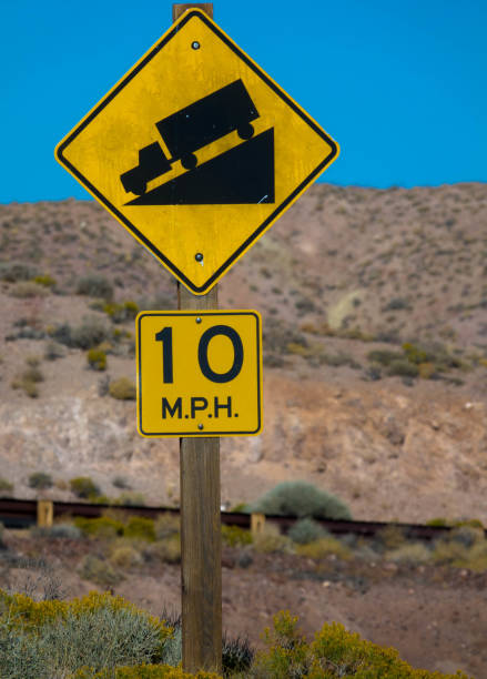 トラック用黄色の警告道路標識、カリフォルニア州米国 - wadi warning ストックフォトと画像