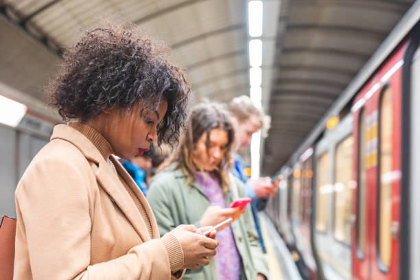 gente esperando el tren del metro en londres - london underground fotografías e imágenes de stock