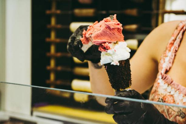 現代の黒いコーンでアイスクリームを提供する女性