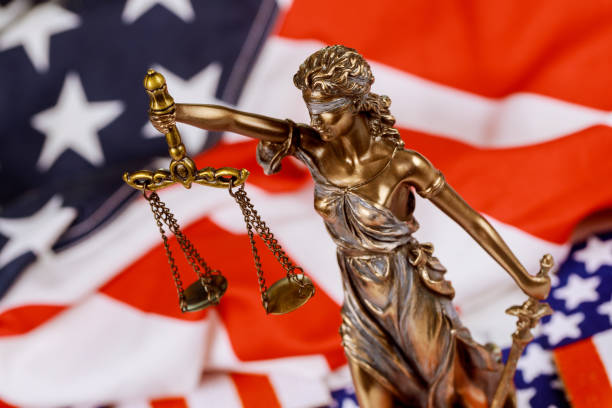 адвокаты стол статуя правосудия на суде в соединенных штатах америки, флаг - american justice стоковые фото и изображения