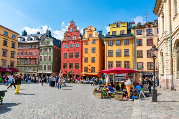 올드 타운, 스톡홀름, 스웨덴의 스토토르겟 광장에 다채로운 주택 - stockholm sweden gamla stan town square 뉴스 사진 이미지